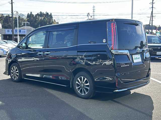 トヨタ エスクァイア ハイブリッド Gi プレミアムパッケージ 鹿児島県 2018(平30)年 7.1万km ブラック ディーラーオプション10インチナビ(NSZN-Z66T)/バックカメラ/フルセグテレビ/CD/DVD/BT/SD/FM.AM/プリクラッシュセーフティ/レーンディパーチャーアラート/オートマチックハイビーム/先行車発信告知/クルーズコントロール/両側パワースライドドア/ステアリングスイッチ/社外360度録画型ドライブレコーダー(HDR360G)/シートヒーター(運転席/助手席)/ビルトインETC/AC100V電源（センターコンソール後方）/前後コーナーセンサー/後席ロールサンシェード/純正フロアマット/純正ドアバイザー/純正15インチアルミホイール/スマートキー×2/エンジンスターター×1/保証書/取扱説明書