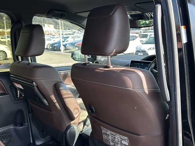 トヨタ エスクァイア ハイブリッド Gi プレミアムパッケージ 鹿児島県 2018(平30)年 7.1万km ブラック ディーラーオプション10インチナビ(NSZN-Z66T)/バックカメラ/フルセグテレビ/CD/DVD/BT/SD/FM.AM/プリクラッシュセーフティ/レーンディパーチャーアラート/オートマチックハイビーム/先行車発信告知/クルーズコントロール/両側パワースライドドア/ステアリングスイッチ/社外360度録画型ドライブレコーダー(HDR360G)/シートヒーター(運転席/助手席)/ビルトインETC/AC100V電源（センターコンソール後方）/前後コーナーセンサー/後席ロールサンシェード/純正フロアマット/純正ドアバイザー/純正15インチアルミホイール/スマートキー×2/エンジンスターター×1/保証書/取扱説明書