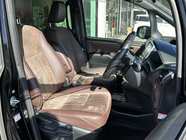 トヨタ エスクァイア ハイブリッド Gi プレミアムパッケージ 鹿児島県 2018(平30)年 7.1万km ブラック ディーラーオプション10インチナビ(NSZN-Z66T)/バックカメラ/フルセグテレビ/CD/DVD/BT/SD/FM.AM/プリクラッシュセーフティ/レーンディパーチャーアラート/オートマチックハイビーム/先行車発信告知/クルーズコントロール/両側パワースライドドア/ステアリングスイッチ/社外360度録画型ドライブレコーダー(HDR360G)/シートヒーター(運転席/助手席)/ビルトインETC/AC100V電源（センターコンソール後方）/前後コーナーセンサー/後席ロールサンシェード/純正フロアマット/純正ドアバイザー/純正15インチアルミホイール/スマートキー×2/エンジンスターター×1/保証書/取扱説明書