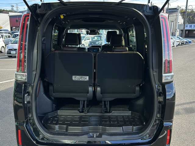 トヨタ エスクァイア ハイブリッド Gi プレミアムパッケージ 鹿児島県 2018(平30)年 7.1万km ブラック ディーラーオプション10インチナビ(NSZN-Z66T)/バックカメラ/フルセグテレビ/CD/DVD/BT/SD/FM.AM/プリクラッシュセーフティ/レーンディパーチャーアラート/オートマチックハイビーム/先行車発信告知/クルーズコントロール/両側パワースライドドア/ステアリングスイッチ/社外360度録画型ドライブレコーダー(HDR360G)/シートヒーター(運転席/助手席)/ビルトインETC/AC100V電源（センターコンソール後方）/前後コーナーセンサー/後席ロールサンシェード/純正フロアマット/純正ドアバイザー/純正15インチアルミホイール/スマートキー×2/エンジンスターター×1/保証書/取扱説明書