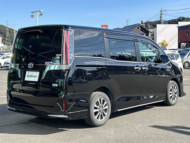 トヨタ エスクァイア ハイブリッド Gi プレミアムパッケージ 鹿児島県 2018(平30)年 7.1万km ブラック ディーラーオプション10インチナビ(NSZN-Z66T)/バックカメラ/フルセグテレビ/CD/DVD/BT/SD/FM.AM/プリクラッシュセーフティ/レーンディパーチャーアラート/オートマチックハイビーム/先行車発信告知/クルーズコントロール/両側パワースライドドア/ステアリングスイッチ/社外360度録画型ドライブレコーダー(HDR360G)/シートヒーター(運転席/助手席)/ビルトインETC/AC100V電源（センターコンソール後方）/前後コーナーセンサー/後席ロールサンシェード/純正フロアマット/純正ドアバイザー/純正15インチアルミホイール/スマートキー×2/エンジンスターター×1/保証書/取扱説明書