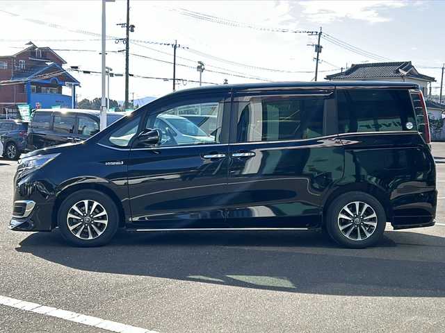 トヨタ エスクァイア ハイブリッド Gi プレミアムパッケージ 鹿児島県 2018(平30)年 7.1万km ブラック ディーラーオプション10インチナビ(NSZN-Z66T)/バックカメラ/フルセグテレビ/CD/DVD/BT/SD/FM.AM/プリクラッシュセーフティ/レーンディパーチャーアラート/オートマチックハイビーム/先行車発信告知/クルーズコントロール/両側パワースライドドア/ステアリングスイッチ/社外360度録画型ドライブレコーダー(HDR360G)/シートヒーター(運転席/助手席)/ビルトインETC/AC100V電源（センターコンソール後方）/前後コーナーセンサー/後席ロールサンシェード/純正フロアマット/純正ドアバイザー/純正15インチアルミホイール/スマートキー×2/エンジンスターター×1/保証書/取扱説明書