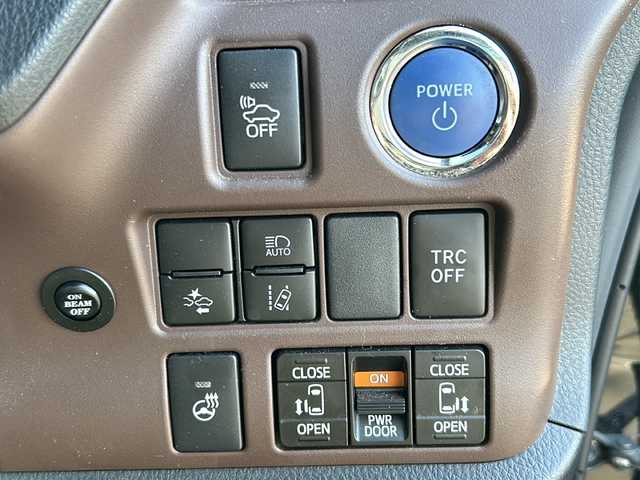トヨタ エスクァイア ハイブリッド Gi プレミアムパッケージ 鹿児島県 2018(平30)年 7.1万km ブラック ディーラーオプション10インチナビ(NSZN-Z66T)/バックカメラ/フルセグテレビ/CD/DVD/BT/SD/FM.AM/プリクラッシュセーフティ/レーンディパーチャーアラート/オートマチックハイビーム/先行車発信告知/クルーズコントロール/両側パワースライドドア/ステアリングスイッチ/社外360度録画型ドライブレコーダー(HDR360G)/シートヒーター(運転席/助手席)/ビルトインETC/AC100V電源（センターコンソール後方）/前後コーナーセンサー/後席ロールサンシェード/純正フロアマット/純正ドアバイザー/純正15インチアルミホイール/スマートキー×2/エンジンスターター×1/保証書/取扱説明書