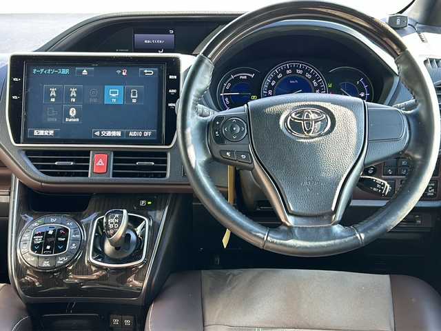 トヨタ エスクァイア ハイブリッド Gi プレミアムパッケージ 鹿児島県 2018(平30)年 7.1万km ブラック ディーラーオプション10インチナビ(NSZN-Z66T)/バックカメラ/フルセグテレビ/CD/DVD/BT/SD/FM.AM/プリクラッシュセーフティ/レーンディパーチャーアラート/オートマチックハイビーム/先行車発信告知/クルーズコントロール/両側パワースライドドア/ステアリングスイッチ/社外360度録画型ドライブレコーダー(HDR360G)/シートヒーター(運転席/助手席)/ビルトインETC/AC100V電源（センターコンソール後方）/前後コーナーセンサー/後席ロールサンシェード/純正フロアマット/純正ドアバイザー/純正15インチアルミホイール/スマートキー×2/エンジンスターター×1/保証書/取扱説明書