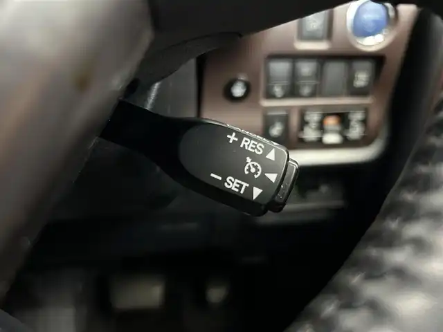 トヨタ エスクァイア ハイブリッド Gi プレミアムパッケージ 鹿児島県 2018(平30)年 7.1万km ブラック 禁煙車/純正ナビ/両側パワースライドドア/全方位ドライブレコーダー（HDR360G）/ビルトインETC/ステアリングヒーター/クルーズコントロール/レーンキープアシスト/TRC/自動防眩インナーミラー/AC100V/LEDヘッドライト/オートマチックハイビーム/純正フロアマット/ハーフレザーシート/後席ロール式サンシェード/後席バックテーブル/ステアリングリモコン/電格ミラー