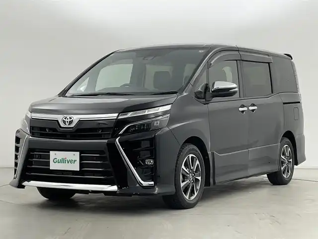 トヨタ ヴォクシー ZS 煌Ⅲ 群馬県 2020(令2)年 6.6万km ブラック 純正10インチナビ/(AM/FM/Bluetooth/フルセグTV/CD/DVD/HDMI)/バックモニター/純正12.1インチフリップダウンモニター/Toyota Safety Sense C/ ・プリクラッシュセーフティ/ ・レーンディパーチャーアラート/ ・オートマチックハイビーム/両側パワースライドドア/クルーズコントロール/ビルトインETC/プッシュスタート/スマートキー