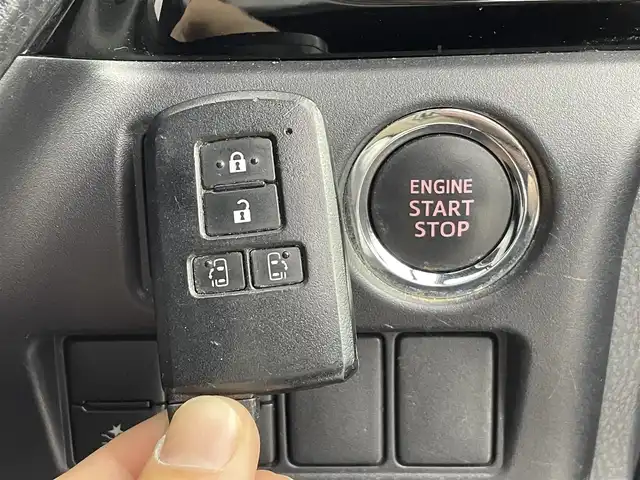 トヨタ ヴォクシー ZS 煌Ⅲ 群馬県 2020(令2)年 6.6万km ブラック 純正10インチナビ/(AM/FM/Bluetooth/フルセグTV/CD/DVD/HDMI)/バックモニター/純正12.1インチフリップダウンモニター/Toyota Safety Sense C/ ・プリクラッシュセーフティ/ ・レーンディパーチャーアラート/ ・オートマチックハイビーム/両側パワースライドドア/クルーズコントロール/ビルトインETC/プッシュスタート/スマートキー