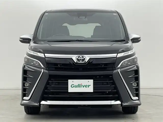 トヨタ ヴォクシー ZS 煌Ⅲ 群馬県 2020(令2)年 6.6万km ブラック 純正10インチナビ/(AM/FM/Bluetooth/フルセグTV/CD/DVD/HDMI)/バックモニター/純正12.1インチフリップダウンモニター/Toyota Safety Sense C/ ・プリクラッシュセーフティ/ ・レーンディパーチャーアラート/ ・オートマチックハイビーム/両側パワースライドドア/クルーズコントロール/ビルトインETC/プッシュスタート/スマートキー
