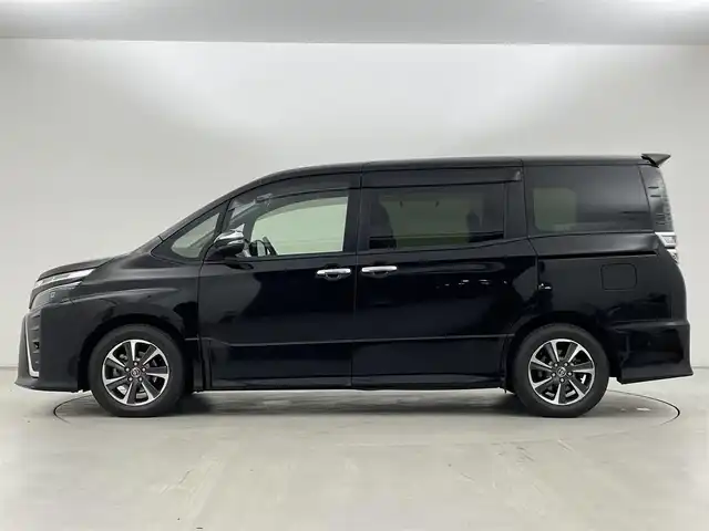 トヨタ ヴォクシー ZS 煌Ⅲ 群馬県 2020(令2)年 6.6万km ブラック 純正10インチナビ/(AM/FM/Bluetooth/フルセグTV/CD/DVD/HDMI)/バックモニター/純正12.1インチフリップダウンモニター/Toyota Safety Sense C/ ・プリクラッシュセーフティ/ ・レーンディパーチャーアラート/ ・オートマチックハイビーム/両側パワースライドドア/クルーズコントロール/ビルトインETC/プッシュスタート/スマートキー