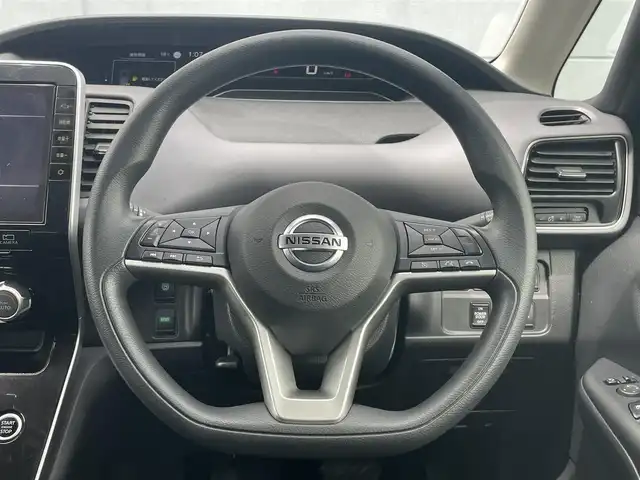 日産 セレナ X V 千葉県 2022(令4)年 4.2万km ブリリアントホワイトパール 衝突軽減ブレーキ/レーンキープアシスト/クリアランスソナー/ブラインドスポットモニター/純正10インチＳＤナビ/　フルセグ/BT/DVD/CD/MSV/アラウンドビューモニター/ステアリングスイッチ/クルーズコントロール/ETC/両側パワースライドドア/LEDヘッドライト/オートライト/スマートキー/プッシュスタート/ルーフキャリア