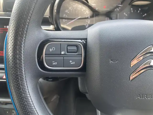 シトロエン Ｃ３ シャイン 熊本県 2020(令2)年 2.6万km 黒 ・スマートキー/・プッシュスタート/・アクティブセーフティブレーキ/・疲労検知/・インテリジェントハイビーム/・パーキングセンサー/・レーンキープアシスト/・純正ディスプレイオーディオ/　【Bluetooth・USB・AppleCarPlay・AndroidAuto】/・フォグランプ/・純正マット