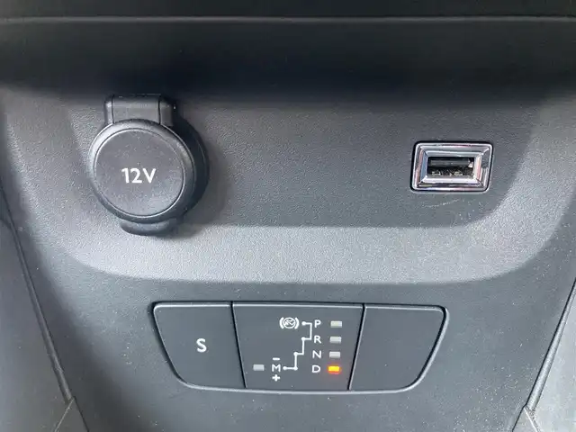 シトロエン Ｃ３ シャイン 熊本県 2020(令2)年 2.6万km 黒 ・スマートキー/・プッシュスタート/・アクティブセーフティブレーキ/・疲労検知/・インテリジェントハイビーム/・パーキングセンサー/・レーンキープアシスト/・純正ディスプレイオーディオ/　【Bluetooth・USB・AppleCarPlay・AndroidAuto】/・フォグランプ/・純正マット