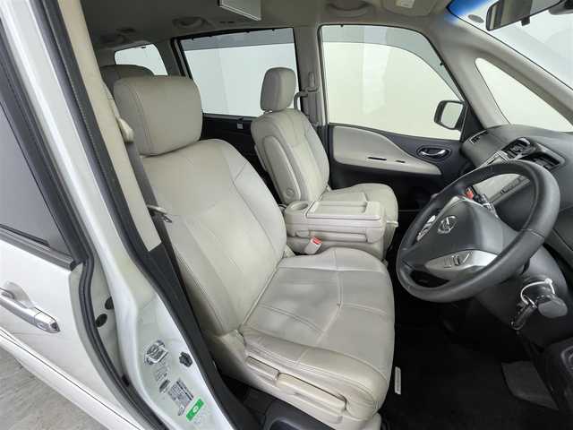 日産 セレナ ハイウェイS G Sハイブリッド 群馬県 2014(平26)年 7.6万km ブリリアントホワイトパール 社外８インチナビ　フリップダウンモニター１０．１インチ　バックカメラ　クルーズコントロール　エマージェンシーブレーキ　車線逸脱警報　両側パワースライドドア　ＬＥＤヘッドライト　ハーフレザーシート