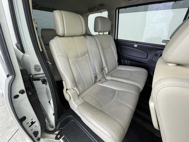 日産 セレナ ハイウェイS G Sハイブリッド 群馬県 2014(平26)年 7.6万km ブリリアントホワイトパール 社外８インチナビ　フリップダウンモニター１０．１インチ　バックカメラ　クルーズコントロール　エマージェンシーブレーキ　車線逸脱警報　両側パワースライドドア　ＬＥＤヘッドライト　ハーフレザーシート