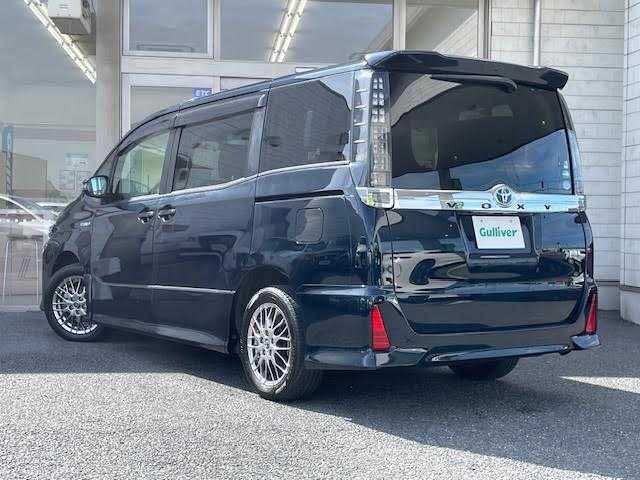 トヨタ ヴォクシー ハイブリッド ZS 埼玉県 2016(平28)年 2万km ブラッキッシュアゲハガラスフレーク 純正SDナビ【NSZT-ZA4T】/【CD/DVD/フルセグ/Bluetooth】/衝突軽減ブレーキ/両側パワースライドドア/ドライブレコーダー/バックカメラ/ETC/フォグランプ/MT付AT/純正アルミホイール