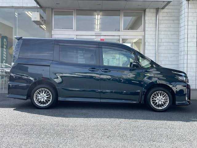 トヨタ ヴォクシー ハイブリッド ZS 埼玉県 2016(平28)年 2万km ブラッキッシュアゲハガラスフレーク 純正SDナビ【NSZT-ZA4T】/【CD/DVD/フルセグ/Bluetooth】/衝突軽減ブレーキ/両側パワースライドドア/ドライブレコーダー/バックカメラ/ETC/フォグランプ/MT付AT/純正アルミホイール