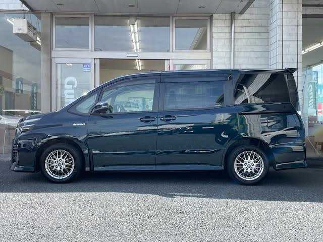 トヨタ ヴォクシー ハイブリッド ZS 埼玉県 2016(平28)年 2万km ブラッキッシュアゲハガラスフレーク 純正SDナビ【NSZT-ZA4T】/【CD/DVD/フルセグ/Bluetooth】/衝突軽減ブレーキ/両側パワースライドドア/ドライブレコーダー/バックカメラ/ETC/フォグランプ/MT付AT/純正アルミホイール