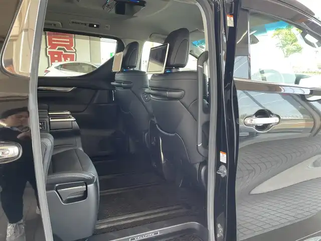 トヨタ ヴェルファイア ZG 道東・釧路十勝 2018(平30)年 2.4万km ブラック ４WD/Toyota Safety Sense/・PCS（プリクラッシュセーフティ）/・緊急時操舵支援/・レーンディパーチャーアラート/・ロードサインアシスト/・ドライバー異常時対応システム/・プロアクティブドライビングアシスト/・オートマチックハイビーム/・アダプティブハイビームシステム/・レーダークルーズコントロール/・先行車発進告知機能/社外メモリーナビ/（CD/DVD/BT)/フルセグTV/バックカメラ/両側パワースライドドア/パワーバックドア/クルーズコントロール/LEDオートライト/LEDフォグランプ/革シート/シートヒーター/パワーシート/エアシート/シートメモリ/純正室内カーテンセット/ステアリングヒーター/ステアリングスイッチ/電動オットマン/オートエアコン/アイドリングストップ/100V充電/電動化駆動ミラー/デジタルインナーミラー/スマートキー/社外ヒッチメンバー/ヘッドレストモニター/社外AW18インチ付きスタットレスタイヤ積込
