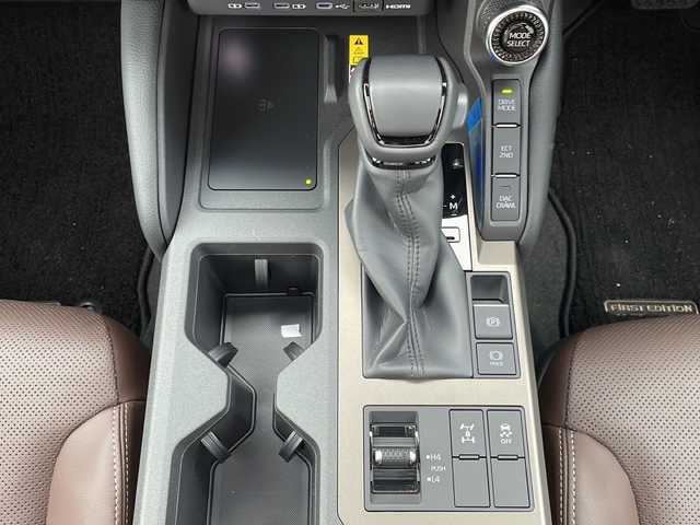 トヨタ ランドクルーザー ２５０ VX ファーストエディション 青森県 2024(令6)年 0.3万km ベージュ 4WD/純正12.3型DAナビ・フルセグTV/JBLプレミアムサウンド/Bluetooth・USB・HDMI・ミラキャスト/パノラミックビューモニター/ムーンルーフ/茶革シート/前席ベンチレーション・ヒーター/運転席パワーシート/ステアリングヒーター/デジタルインナーミラー/おくだけ充電/パワーバックドア/セーフティセンス/トヨタチームメイト/プリクラッシュセーフティ/レーダークルーズコントロール/レーントレーシングアシスト/レーンディパーチャーアラート/オートマチックハイビーム/ブラインドスポットモニター/純正前後ドライブレコーダー/1～3列目充電用USB端子/純正ファーストエディションフロアマット/3眼LEDヘッドランプ/LEDフォグランプ/LEDリアフォグランプ/ブラックルーフレール/純正18インチアルミ