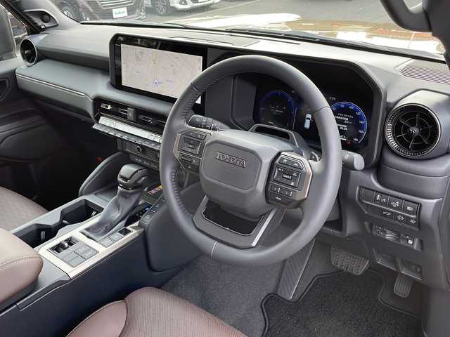 トヨタ ランドクルーザー ２５０ VX ファーストエディション 青森県 2024(令6)年 0.3万km ベージュ 4WD/純正12.3型DAナビ・フルセグTV/JBLプレミアムサウンド/Bluetooth・USB・HDMI・ミラキャスト/パノラミックビューモニター/ムーンルーフ/茶革シート/前席ベンチレーション・ヒーター/運転席パワーシート/ステアリングヒーター/デジタルインナーミラー/おくだけ充電/パワーバックドア/セーフティセンス/トヨタチームメイト/プリクラッシュセーフティ/レーダークルーズコントロール/レーントレーシングアシスト/レーンディパーチャーアラート/オートマチックハイビーム/ブラインドスポットモニター/純正前後ドライブレコーダー/1～3列目充電用USB端子/純正ファーストエディションフロアマット/3眼LEDヘッドランプ/LEDフォグランプ/LEDリアフォグランプ/ブラックルーフレール/純正18インチアルミ