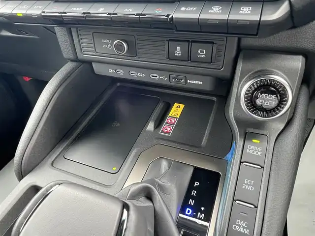 トヨタ ランドクルーザー ２５０ VX ファーストエディション 青森県 2024(令6)年 0.3万km ベージュ 4WD/純正12.3型DAナビ・フルセグTV/JBLプレミアムサウンド/Bluetooth・USB・HDMI・ミラキャスト/パノラミックビューモニター/ムーンルーフ/茶革シート/前席ベンチレーション・ヒーター/運転席パワーシート/ステアリングヒーター/デジタルインナーミラー/おくだけ充電/パワーバックドア/セーフティセンス/トヨタチームメイト/プリクラッシュセーフティ/レーダークルーズコントロール/レーントレーシングアシスト/レーンディパーチャーアラート/オートマチックハイビーム/ブラインドスポットモニター/純正前後ドライブレコーダー/1～3列目充電用USB端子/純正ファーストエディションフロアマット/3眼LEDヘッドランプ/LEDフォグランプ/LEDリアフォグランプ/ブラックルーフレール/純正18インチアルミ