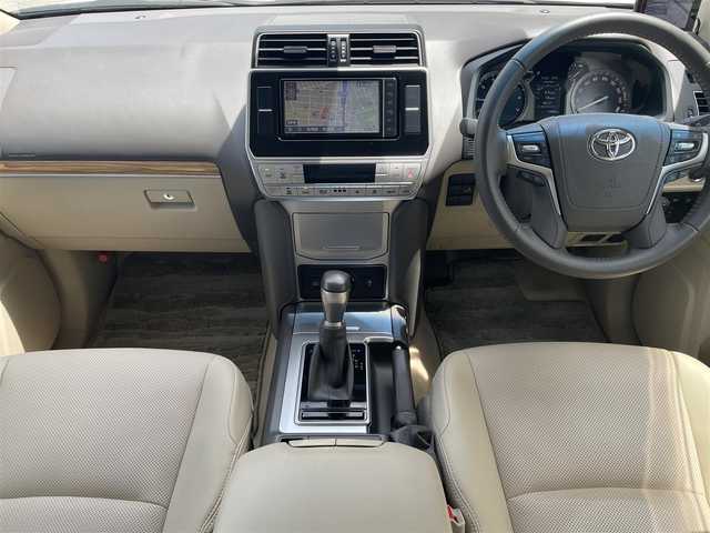 トヨタ ランドクルーザー プラド TX Lパッケージ 大阪府 2023(令5)年 1.5万km ホワイトパールクリスタルシャイン ワンオーナー/純正SDメモリナビ(NSZT-W68T)/BT/CD/SD/フルセグTV/バックカメラ/本革シート/前席パワーシート/前席シートヒーター/前席エアシート/電動格納サードシート/追従機能付きクルーズコントロール/レーンキープアシスト/前後コーナーセンサー/ドライブレコーダー/ドラレコ連動レーダー探知機/LEDヘッドライト/前後フォグランプ/オートハイビーム/本革巻ステアリング/純正19インチAW/純正フロアマット/スペアタイヤ/スペアキー