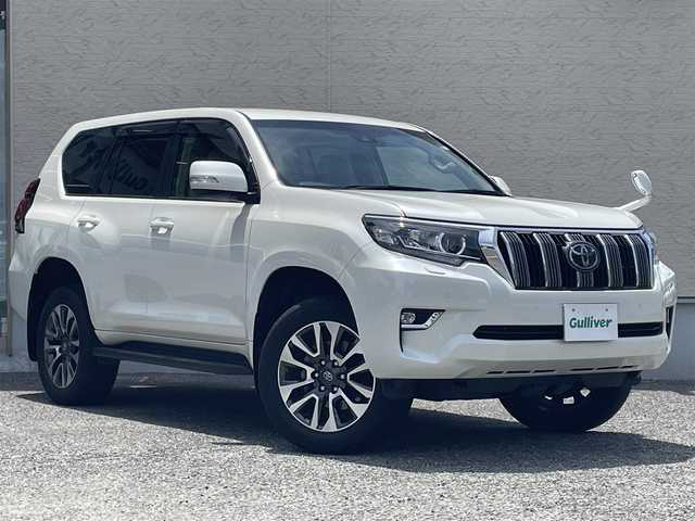 トヨタ ランドクルーザー プラド TX Lパッケージ 大阪府 2023(令5)年 1.5万km ホワイトパールクリスタルシャイン ワンオーナー/純正SDメモリナビ(NSZT-W68T)/BT/CD/SD/フルセグTV/バックカメラ/本革シート/前席パワーシート/前席シートヒーター/前席エアシート/電動格納サードシート/追従機能付きクルーズコントロール/レーンキープアシスト/前後コーナーセンサー/ドライブレコーダー/ドラレコ連動レーダー探知機/LEDヘッドライト/前後フォグランプ/オートハイビーム/本革巻ステアリング/純正19インチAW/純正フロアマット/スペアタイヤ/スペアキー