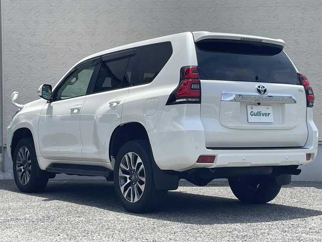 トヨタ ランドクルーザー プラド TX Lパッケージ 大阪府 2023(令5)年 1.5万km ホワイトパールクリスタルシャイン ワンオーナー/純正SDメモリナビ(NSZT-W68T)/BT/CD/SD/フルセグTV/バックカメラ/本革シート/前席パワーシート/前席シートヒーター/前席エアシート/電動格納サードシート/追従機能付きクルーズコントロール/レーンキープアシスト/前後コーナーセンサー/ドライブレコーダー/ドラレコ連動レーダー探知機/LEDヘッドライト/前後フォグランプ/オートハイビーム/本革巻ステアリング/純正19インチAW/純正フロアマット/スペアタイヤ/スペアキー