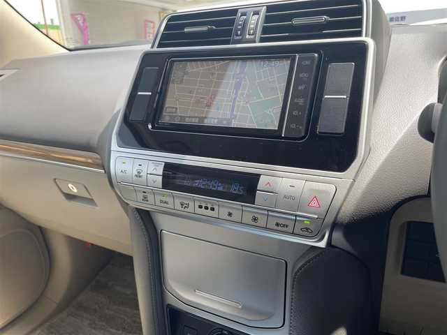 トヨタ ランドクルーザー プラド TX Lパッケージ 大阪府 2023(令5)年 1.5万km ホワイトパールクリスタルシャイン ワンオーナー/純正SDメモリナビ(NSZT-W68T)/BT/CD/SD/フルセグTV/バックカメラ/本革シート/前席パワーシート/前席シートヒーター/前席エアシート/電動格納サードシート/追従機能付きクルーズコントロール/レーンキープアシスト/前後コーナーセンサー/ドライブレコーダー/ドラレコ連動レーダー探知機/LEDヘッドライト/前後フォグランプ/オートハイビーム/本革巻ステアリング/純正19インチAW/純正フロアマット/スペアタイヤ/スペアキー