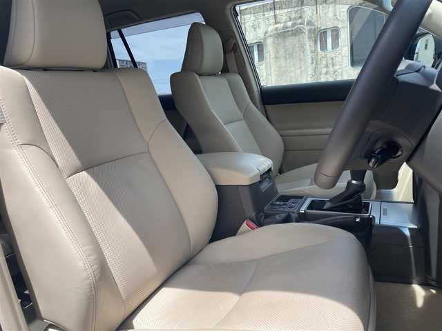 トヨタ ランドクルーザー プラド TX Lパッケージ 大阪府 2023(令5)年 1.5万km ホワイトパールクリスタルシャイン ワンオーナー/純正SDメモリナビ(NSZT-W68T)/BT/CD/SD/フルセグTV/バックカメラ/本革シート/前席パワーシート/前席シートヒーター/前席エアシート/電動格納サードシート/追従機能付きクルーズコントロール/レーンキープアシスト/前後コーナーセンサー/ドライブレコーダー/ドラレコ連動レーダー探知機/LEDヘッドライト/前後フォグランプ/オートハイビーム/本革巻ステアリング/純正19インチAW/純正フロアマット/スペアタイヤ/スペアキー
