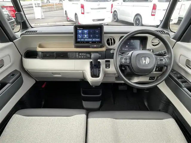 ホンダ Ｎ ＢＯＸ 佐賀県 2025(令7)年 0.7万km プラチナホワイトパール 純正8インチディスプレイオーディオ/・AM/FM/USB/Bluetooth//AppleCarPlay/AndroidAuto/バックカメラ/ETC/片側パワースライドドア/電子パーキングブレーキ/BRAKE HOLD機能/D＋N席シートヒーター/ISOFIX対応/後席用サイドサンシェード/ステアリングリモコン/純正LEDヘッドライト/純正フロアマット/新車保証書/取扱説明書/スペアキー１本/ホンダセンシング/・アダプティブクルーズコントロール/・衝突被害軽減ブレーキ/・路外逸脱抑制機能/・パーキングセンサーシステム/・先行車発進お知らせ機能/・標識認識機能(速度超過お知らせ機能付)/・踏み間違い衝突軽減システム