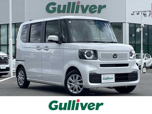ホンダ Ｎ ＢＯＸ 佐賀県 2025(令7)年 0.7万km プラチナホワイトパール 純正8インチディスプレイオーディオ/・AM/FM/USB/Bluetooth//AppleCarPlay/AndroidAuto/バックカメラ/ETC/片側パワースライドドア/電子パーキングブレーキ/BRAKE HOLD機能/D＋N席シートヒーター/ISOFIX対応/後席用サイドサンシェード/ステアリングリモコン/純正LEDヘッドライト/純正フロアマット/新車保証書/取扱説明書/スペアキー１本/ホンダセンシング/・アダプティブクルーズコントロール/・衝突被害軽減ブレーキ/・路外逸脱抑制機能/・パーキングセンサーシステム/・先行車発進お知らせ機能/・標識認識機能(速度超過お知らせ機能付)/・踏み間違い衝突軽減システム