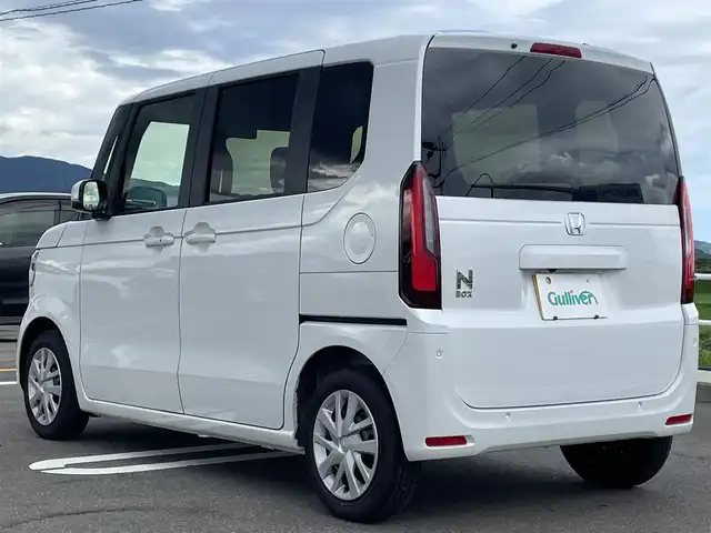ホンダ Ｎ ＢＯＸ 佐賀県 2025(令7)年 0.7万km プラチナホワイトパール 純正8インチディスプレイオーディオ/・AM/FM/USB/Bluetooth//AppleCarPlay/AndroidAuto/バックカメラ/ETC/片側パワースライドドア/電子パーキングブレーキ/BRAKE HOLD機能/D＋N席シートヒーター/ISOFIX対応/後席用サイドサンシェード/ステアリングリモコン/純正LEDヘッドライト/純正フロアマット/新車保証書/取扱説明書/スペアキー１本/ホンダセンシング/・アダプティブクルーズコントロール/・衝突被害軽減ブレーキ/・路外逸脱抑制機能/・パーキングセンサーシステム/・先行車発進お知らせ機能/・標識認識機能(速度超過お知らせ機能付)/・踏み間違い衝突軽減システム