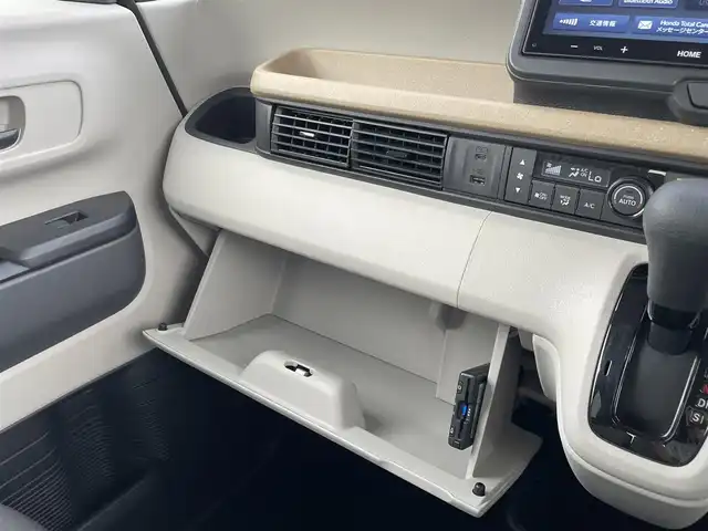 ホンダ Ｎ ＢＯＸ 佐賀県 2025(令7)年 0.7万km プラチナホワイトパール 純正8インチディスプレイオーディオ/・AM/FM/USB/Bluetooth//AppleCarPlay/AndroidAuto/バックカメラ/ETC/片側パワースライドドア/電子パーキングブレーキ/BRAKE HOLD機能/D＋N席シートヒーター/ISOFIX対応/後席用サイドサンシェード/ステアリングリモコン/純正LEDヘッドライト/純正フロアマット/新車保証書/取扱説明書/スペアキー１本/ホンダセンシング/・アダプティブクルーズコントロール/・衝突被害軽減ブレーキ/・路外逸脱抑制機能/・パーキングセンサーシステム/・先行車発進お知らせ機能/・標識認識機能(速度超過お知らせ機能付)/・踏み間違い衝突軽減システム
