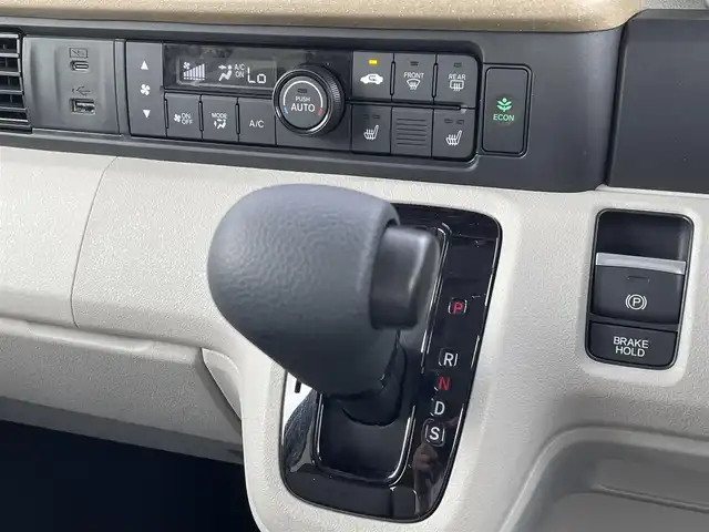ホンダ Ｎ ＢＯＸ 佐賀県 2025(令7)年 0.7万km プラチナホワイトパール 純正8インチディスプレイオーディオ/・AM/FM/USB/Bluetooth//AppleCarPlay/AndroidAuto/バックカメラ/ETC/片側パワースライドドア/電子パーキングブレーキ/BRAKE HOLD機能/D＋N席シートヒーター/ISOFIX対応/後席用サイドサンシェード/ステアリングリモコン/純正LEDヘッドライト/純正フロアマット/新車保証書/取扱説明書/スペアキー１本/ホンダセンシング/・アダプティブクルーズコントロール/・衝突被害軽減ブレーキ/・路外逸脱抑制機能/・パーキングセンサーシステム/・先行車発進お知らせ機能/・標識認識機能(速度超過お知らせ機能付)/・踏み間違い衝突軽減システム