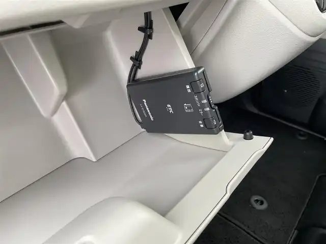 ホンダ Ｎ ＢＯＸ 佐賀県 2025(令7)年 0.7万km プラチナホワイトパール 純正8インチディスプレイオーディオ/・AM/FM/USB/Bluetooth//AppleCarPlay/AndroidAuto/バックカメラ/ETC/片側パワースライドドア/電子パーキングブレーキ/BRAKE HOLD機能/D＋N席シートヒーター/ISOFIX対応/後席用サイドサンシェード/ステアリングリモコン/純正LEDヘッドライト/純正フロアマット/新車保証書/取扱説明書/スペアキー１本/ホンダセンシング/・アダプティブクルーズコントロール/・衝突被害軽減ブレーキ/・路外逸脱抑制機能/・パーキングセンサーシステム/・先行車発進お知らせ機能/・標識認識機能(速度超過お知らせ機能付)/・踏み間違い衝突軽減システム