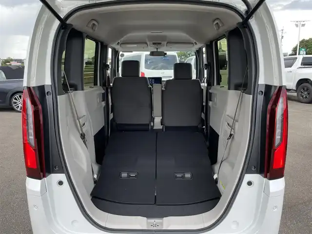 ホンダ Ｎ ＢＯＸ 佐賀県 2025(令7)年 0.7万km プラチナホワイトパール 純正8インチディスプレイオーディオ/・AM/FM/USB/Bluetooth//AppleCarPlay/AndroidAuto/バックカメラ/ETC/片側パワースライドドア/電子パーキングブレーキ/BRAKE HOLD機能/D＋N席シートヒーター/ISOFIX対応/後席用サイドサンシェード/ステアリングリモコン/純正LEDヘッドライト/純正フロアマット/新車保証書/取扱説明書/スペアキー１本/ホンダセンシング/・アダプティブクルーズコントロール/・衝突被害軽減ブレーキ/・路外逸脱抑制機能/・パーキングセンサーシステム/・先行車発進お知らせ機能/・標識認識機能(速度超過お知らせ機能付)/・踏み間違い衝突軽減システム