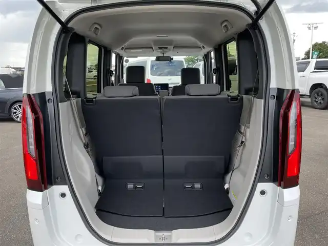 ホンダ Ｎ ＢＯＸ 佐賀県 2025(令7)年 0.7万km プラチナホワイトパール 純正8インチディスプレイオーディオ/・AM/FM/USB/Bluetooth//AppleCarPlay/AndroidAuto/バックカメラ/ETC/片側パワースライドドア/電子パーキングブレーキ/BRAKE HOLD機能/D＋N席シートヒーター/ISOFIX対応/後席用サイドサンシェード/ステアリングリモコン/純正LEDヘッドライト/純正フロアマット/新車保証書/取扱説明書/スペアキー１本/ホンダセンシング/・アダプティブクルーズコントロール/・衝突被害軽減ブレーキ/・路外逸脱抑制機能/・パーキングセンサーシステム/・先行車発進お知らせ機能/・標識認識機能(速度超過お知らせ機能付)/・踏み間違い衝突軽減システム