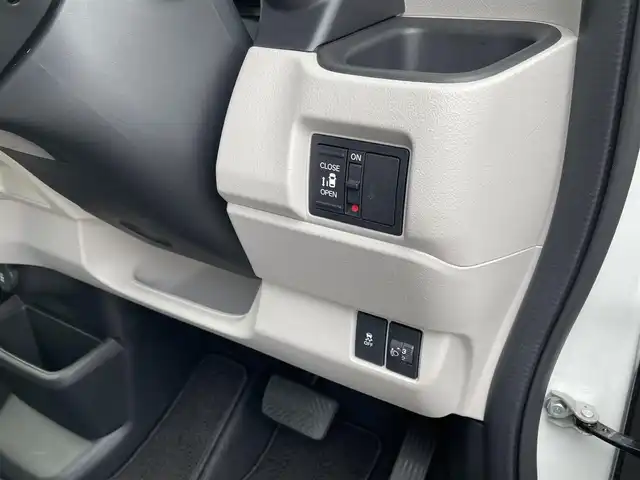 ホンダ Ｎ ＢＯＸ 佐賀県 2025(令7)年 0.7万km プラチナホワイトパール 純正8インチディスプレイオーディオ/・AM/FM/USB/Bluetooth//AppleCarPlay/AndroidAuto/バックカメラ/ETC/片側パワースライドドア/電子パーキングブレーキ/BRAKE HOLD機能/D＋N席シートヒーター/ISOFIX対応/後席用サイドサンシェード/ステアリングリモコン/純正LEDヘッドライト/純正フロアマット/新車保証書/取扱説明書/スペアキー１本/ホンダセンシング/・アダプティブクルーズコントロール/・衝突被害軽減ブレーキ/・路外逸脱抑制機能/・パーキングセンサーシステム/・先行車発進お知らせ機能/・標識認識機能(速度超過お知らせ機能付)/・踏み間違い衝突軽減システム