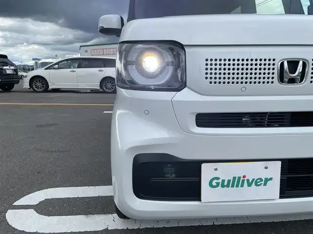 ホンダ Ｎ ＢＯＸ 佐賀県 2025(令7)年 0.7万km プラチナホワイトパール 純正8インチディスプレイオーディオ/・AM/FM/USB/Bluetooth//AppleCarPlay/AndroidAuto/バックカメラ/ETC/片側パワースライドドア/電子パーキングブレーキ/BRAKE HOLD機能/D＋N席シートヒーター/ISOFIX対応/後席用サイドサンシェード/ステアリングリモコン/純正LEDヘッドライト/純正フロアマット/新車保証書/取扱説明書/スペアキー１本/ホンダセンシング/・アダプティブクルーズコントロール/・衝突被害軽減ブレーキ/・路外逸脱抑制機能/・パーキングセンサーシステム/・先行車発進お知らせ機能/・標識認識機能(速度超過お知らせ機能付)/・踏み間違い衝突軽減システム