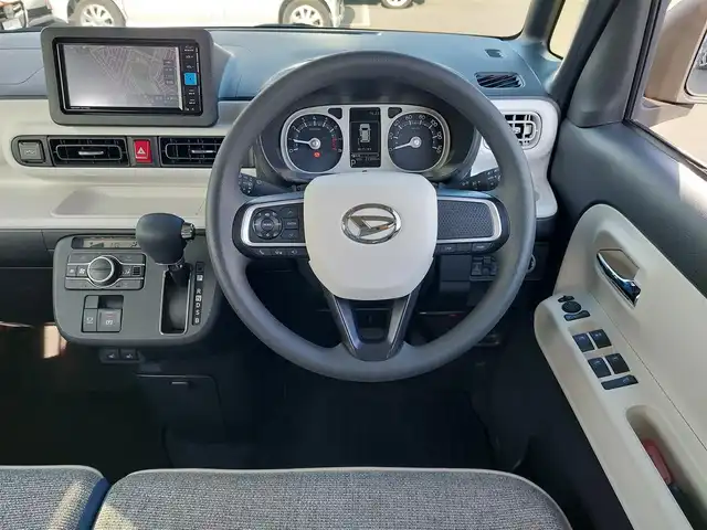 ダイハツ ムーヴ キャンバス ストライプス G 東京都 2023(令5)年 2.4万km シャイニングホワイトパール/スムーズグレーマイカメタリック 純正ナビ/フルセグ/パノラミックビューモニター/ドライブレコーダー/ETC/シートヒーター/両側パワースライドドア/アイドリングストップ/衝突軽減ブレーキ/レーンキープアシスト/コーナーセンサー/オートライト/スマートキー