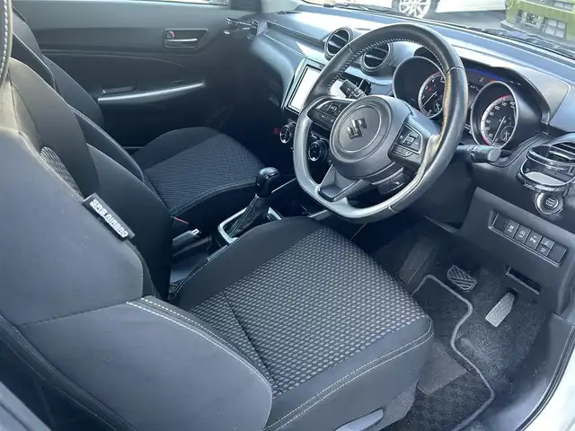 スズキ スイフト HYBRID RS 島根県 2020(令2)年 4.7万km ピュアホワイトP 登録時走行距離47048km/社外ナビ(フルセグTV・Bluetooth・AM・FM)/アイドリングストップ/レーンキープアシスト/横滑り防止装置/衝突軽減ブレーキ/ブラインドスポットモニター/コーナーセンサー/ウィンカーミラー/レーダークルーズコントロール/ドアバイザー/プッシュスタート/ステアリングスイッチ/パドルシフト付き/フォグランプ/オートライト