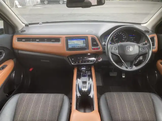 ホンダ ヴェゼル ハイブリッド Z 埼玉県 2014(平26)年 11.9万km ミスティックグリーンパール (株)IDOMが運営する【じしゃロン鳩ヶ谷店】の自社ローン専用車両になりますこちらは現金またはオートローンご利用時の価格です。自社ローンご希望の方は別途その旨お申付け下さい/社外SDナビ(品番:MDV-D407BT)/社外フルセグテレビ/バックカメラ/クルーズコントロール/プッシュスタート/ETC/LEDヘッドライト/純正17インチAW/ハーフレザーシート/スマートキー/パドルシフト/革巻ステアリング/ウインカーミラー/フォグランプ