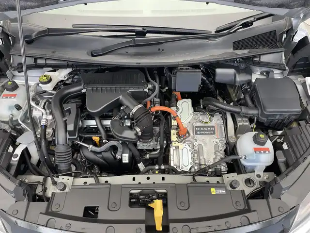 日産 ノート X 滋賀県 2023(令5)年 1.8万km ブリリアントシルバー 純正9インチナビ/【Bluetooth/HDMI/フルセグTV】/全方位カメラ/衝突軽減ブレーキ/ブラインドスポットワーニング/前後ソナー/デジタルインナーミラー/ビルトインETC/LEDヘッドライト/オートライト/オートマチックハイビーム/電動パーキングブレーキ/オートブレーキホールド/プッシュスタート/スマートキー/ステアリングリモコン/純正フロアマット/ドアバイザー