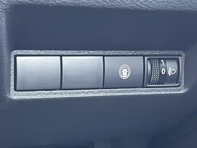 日産 ノート X 滋賀県 2023(令5)年 1.8万km ブリリアントシルバー 純正9インチナビ/【Bluetooth/HDMI/フルセグTV】/全方位カメラ/衝突軽減ブレーキ/ブラインドスポットワーニング/前後ソナー/デジタルインナーミラー/ビルトインETC/LEDヘッドライト/オートライト/オートマチックハイビーム/電動パーキングブレーキ/オートブレーキホールド/プッシュスタート/スマートキー/ステアリングリモコン/純正フロアマット/ドアバイザー