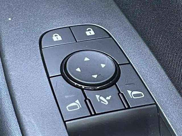 日産 ノート X 滋賀県 2023(令5)年 1.8万km ブリリアントシルバー 純正9インチナビ/【Bluetooth/HDMI/フルセグTV】/全方位カメラ/衝突軽減ブレーキ/ブラインドスポットワーニング/前後ソナー/デジタルインナーミラー/ビルトインETC/LEDヘッドライト/オートライト/オートマチックハイビーム/電動パーキングブレーキ/オートブレーキホールド/プッシュスタート/スマートキー/ステアリングリモコン/純正フロアマット/ドアバイザー