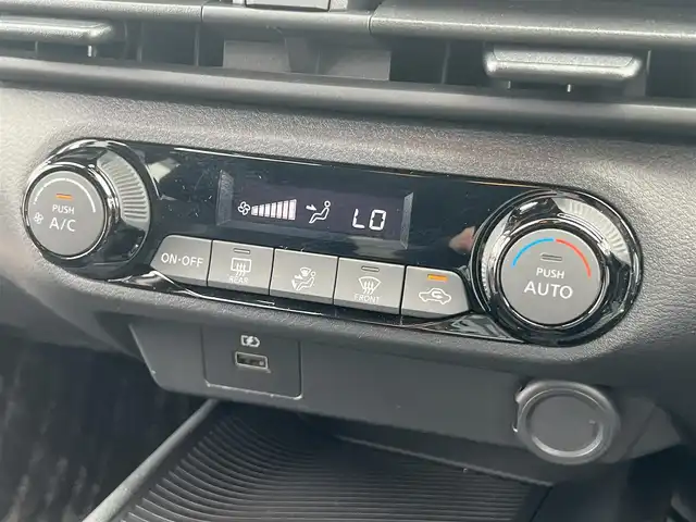日産 ノート X 滋賀県 2023(令5)年 1.8万km ブリリアントシルバー 純正9インチナビ/【Bluetooth/HDMI/フルセグTV】/全方位カメラ/衝突軽減ブレーキ/ブラインドスポットワーニング/前後ソナー/デジタルインナーミラー/ビルトインETC/LEDヘッドライト/オートライト/オートマチックハイビーム/電動パーキングブレーキ/オートブレーキホールド/プッシュスタート/スマートキー/ステアリングリモコン/純正フロアマット/ドアバイザー