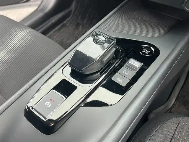 日産 ノート X 滋賀県 2023(令5)年 1.8万km ブリリアントシルバー 純正9インチナビ/【Bluetooth/HDMI/フルセグTV】/全方位カメラ/衝突軽減ブレーキ/ブラインドスポットワーニング/前後ソナー/デジタルインナーミラー/ビルトインETC/LEDヘッドライト/オートライト/オートマチックハイビーム/電動パーキングブレーキ/オートブレーキホールド/プッシュスタート/スマートキー/ステアリングリモコン/純正フロアマット/ドアバイザー