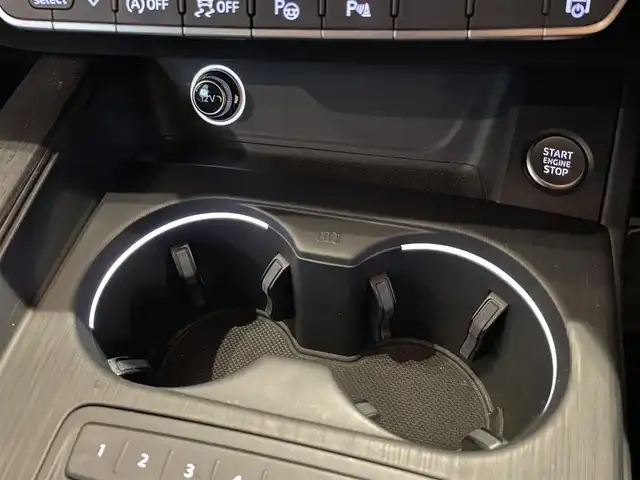 アウディ Ａ４ 2．0 TFSI クワトロ 道央・札幌 2016(平28)年 4.5万km グレイシアホワイトメタリック グレイシアホワイトメタリック/ラグジュアリーパッケージ/　・パーシャルレザー/　・シートヒーター/　・デコラティブパネルオークナチュラルグレー/　・LEDリヤコンビネーションライト/　・LEDインテリアライティング/バーチャルコックピット/アシスタンスパッケージ/　・サラウンドビューカメラ/　・アウディプレセンスリヤ/　・アウディサイドアシスト/　・サイドエアバック(リヤ)/　・パークアシスト/マトリクスLEDヘッドライト/純正メモリナビ/フルセグTV/CD/DVD/SD/USB/Bluetooth