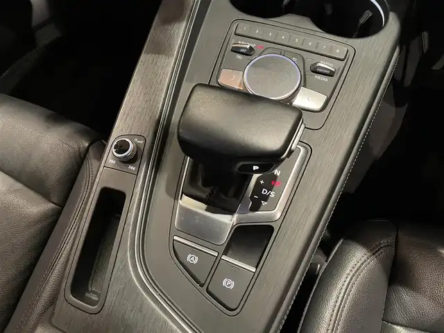 アウディ Ａ４ 2．0 TFSI クワトロ 道央・札幌 2016(平28)年 4.5万km グレイシアホワイトメタリック グレイシアホワイトメタリック/ラグジュアリーパッケージ/　・パーシャルレザー/　・シートヒーター/　・デコラティブパネルオークナチュラルグレー/　・LEDリヤコンビネーションライト/　・LEDインテリアライティング/バーチャルコックピット/アシスタンスパッケージ/　・サラウンドビューカメラ/　・アウディプレセンスリヤ/　・アウディサイドアシスト/　・サイドエアバック(リヤ)/　・パークアシスト/マトリクスLEDヘッドライト/純正メモリナビ/フルセグTV/CD/DVD/SD/USB/Bluetooth